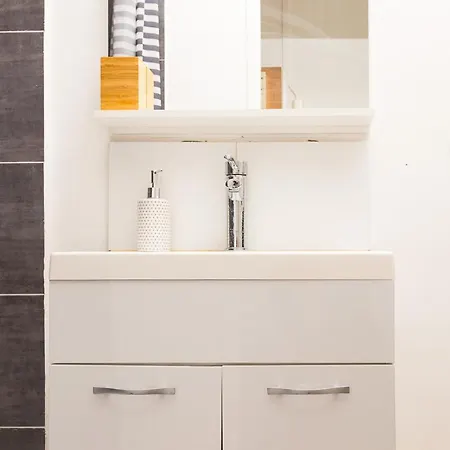Apartment Budget Apart Near Paris *